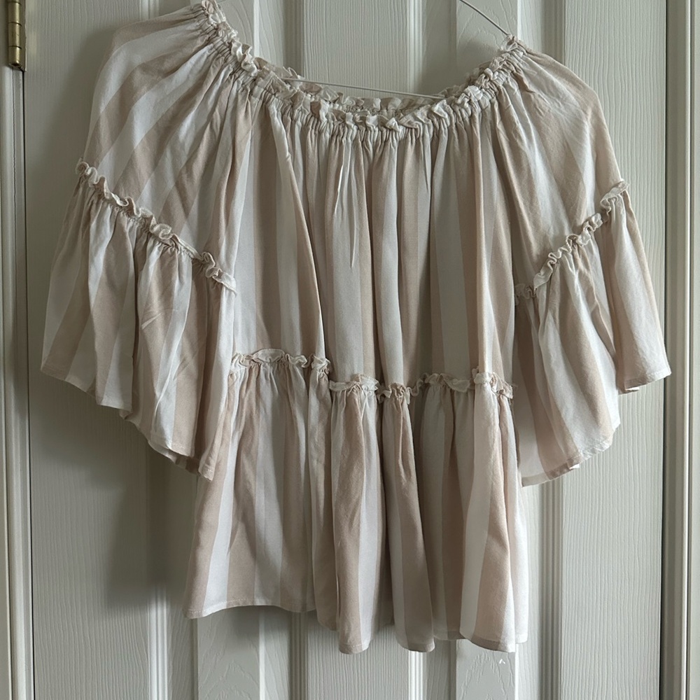 Cute beige and white off the shoulder top from American Eagle!